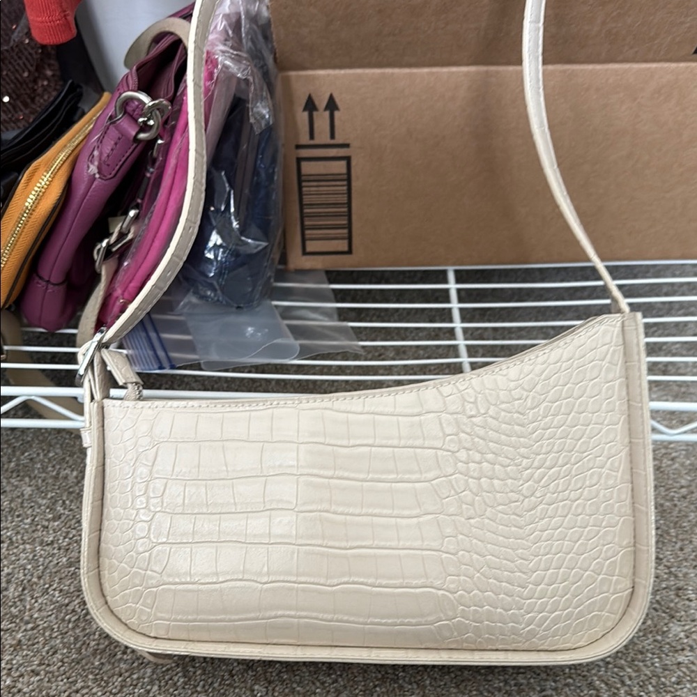 Elegant Cream Crocodile-Embossed Shoulder Bag
